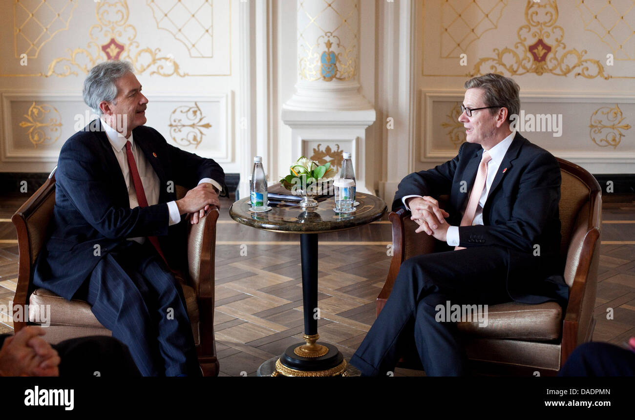 Il Ministro degli esteri tedesco Guido Westerwelle (R, FDP) ci incontra il Vice Ministro degli Esteri Bill Burns durante la Conferenza regionale sull'Afghanistan in Istanbul, Turchia, 2 novembre 2011. Cinque settimane di anticipo il principale Afghanistan conferenza di Bonn, ai rappresentanti del governo di 26 nazioni sono arrivati a Istanbul per deliberare sulla stabilità nel Centro e Sud Asia. Foto: THOMAS Foto Stock