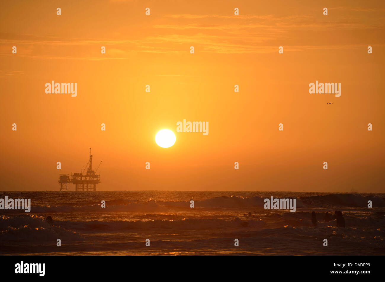 Offshore oil platform in sunset, Stati Uniti, California Huntington Beach Foto Stock