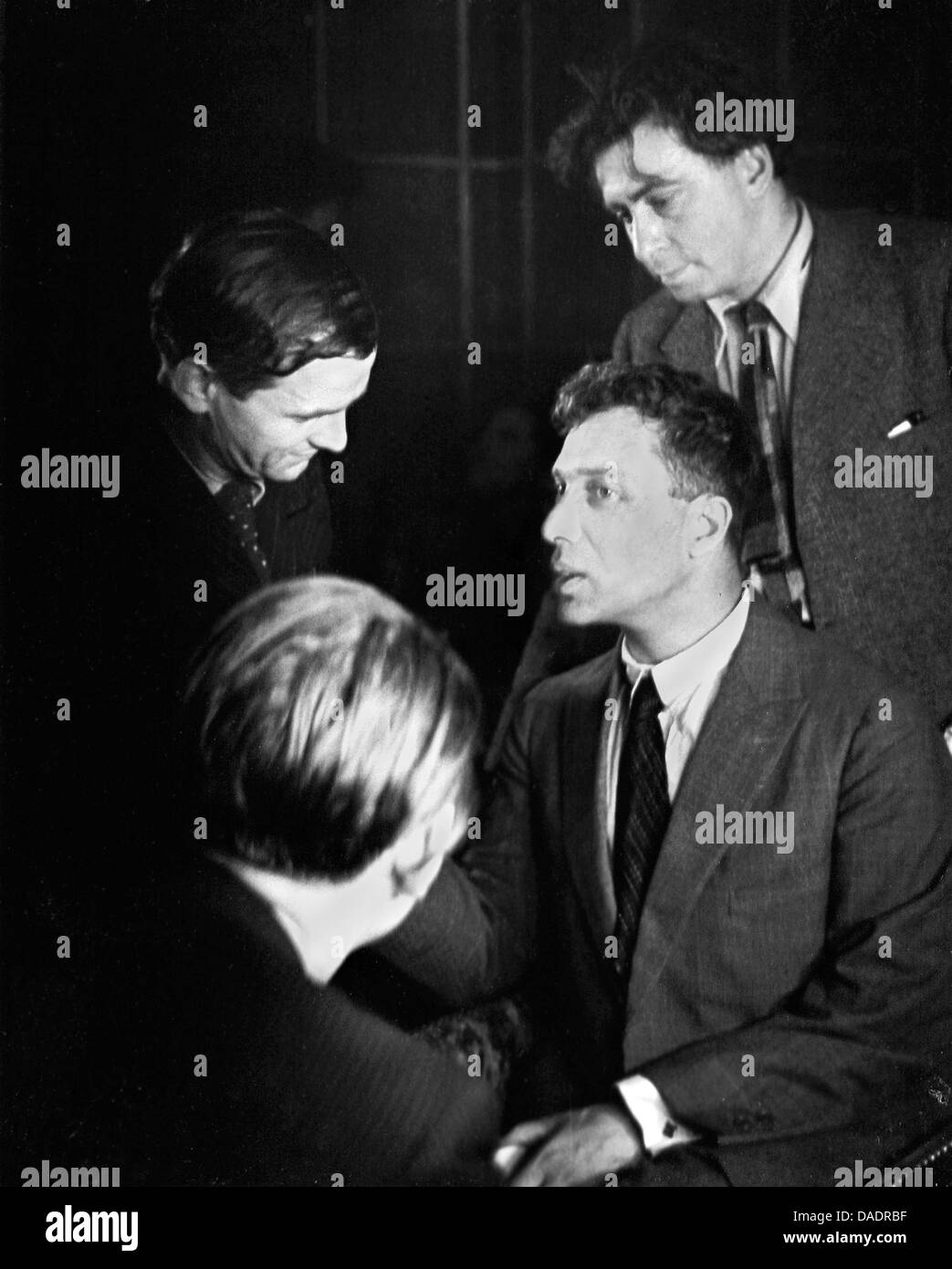 Gli autori Boris Pasternak, Gustav Regler (l), Ilja Ehrenburg (sul retro) e André Malraux (con torna alla telecamera) nel 1935. Ritratto dal fotografo Fred Stein (1909-1967) che emigrarono 1933 dalla Germania nazista per la Francia e infine negli Stati Uniti. Foto Stock