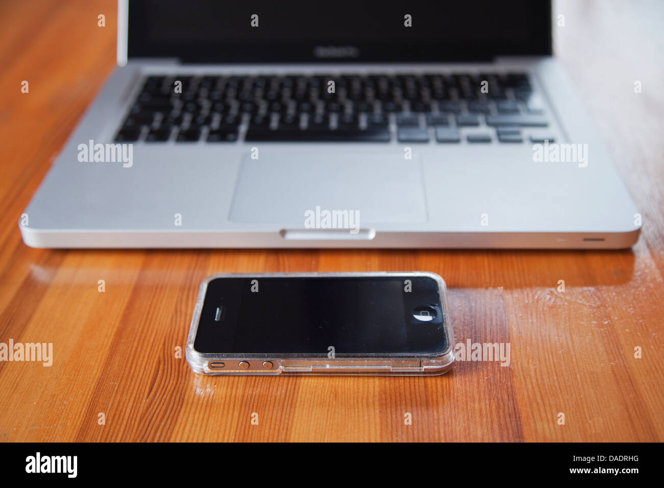 Lo smartphone e il computer portatile Foto Stock