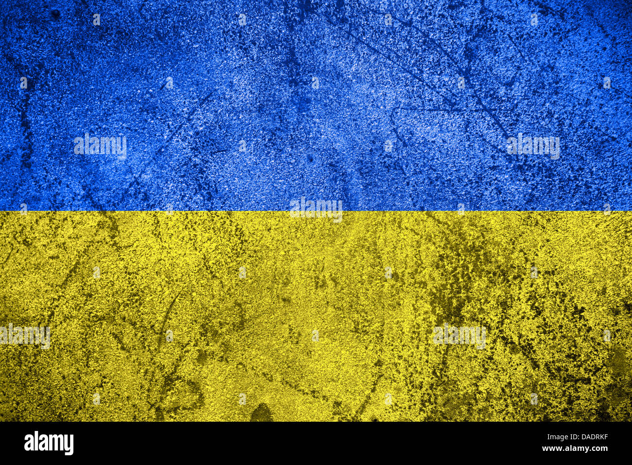 Bandiera dell'Ucraina o ucraino banner su ruvida sfondo in metallo Foto  stock - Alamy