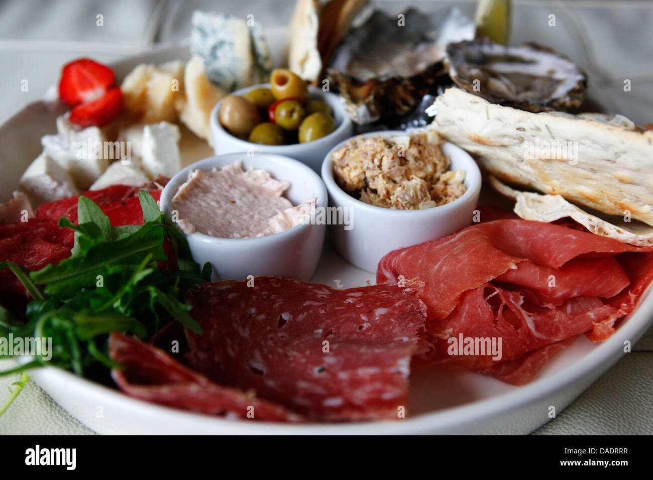 Un piatto di salumi regionali e frutti di mare è servita a De Markt ad Anversa, in Belgio. Foto Stock
