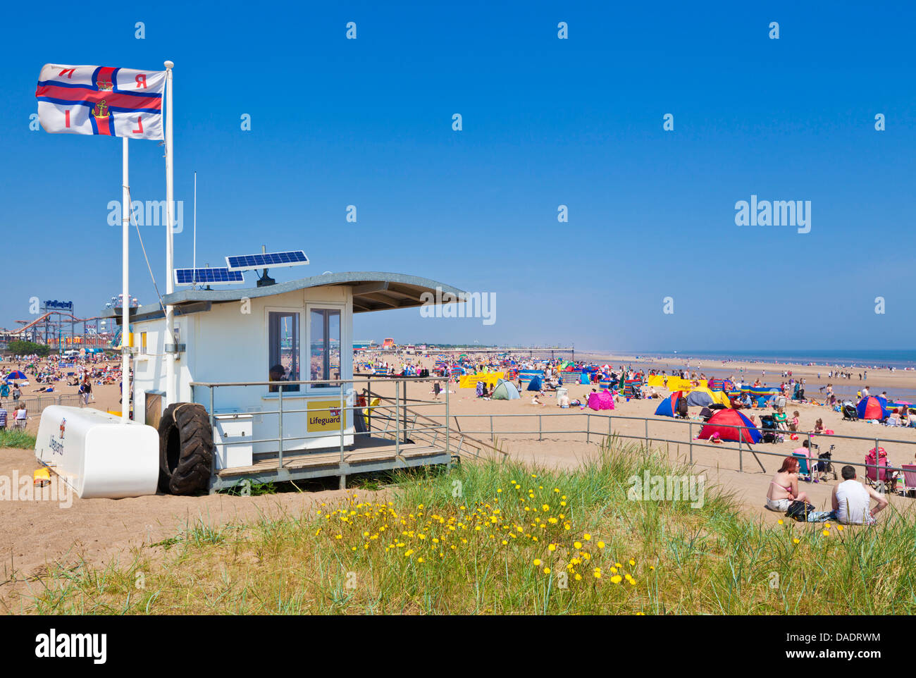 Skegness Beach e vita stazione di guardia Skegness Lincolnshire England Regno Unito GB EU Europe Foto Stock