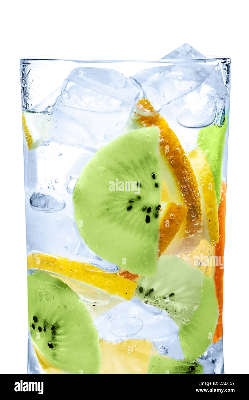 Il cocktail di frutta con ghiaccio, arancio, limone e kiwi Foto Stock