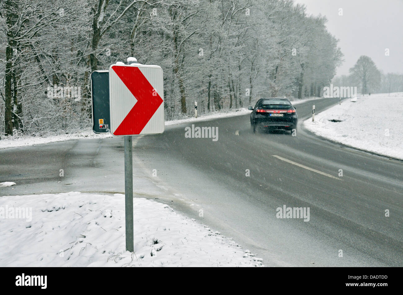 Frost vetrata sulla strada di un paese, GERMANIA Baden-Wuerttemberg, Svevo Foto Stock