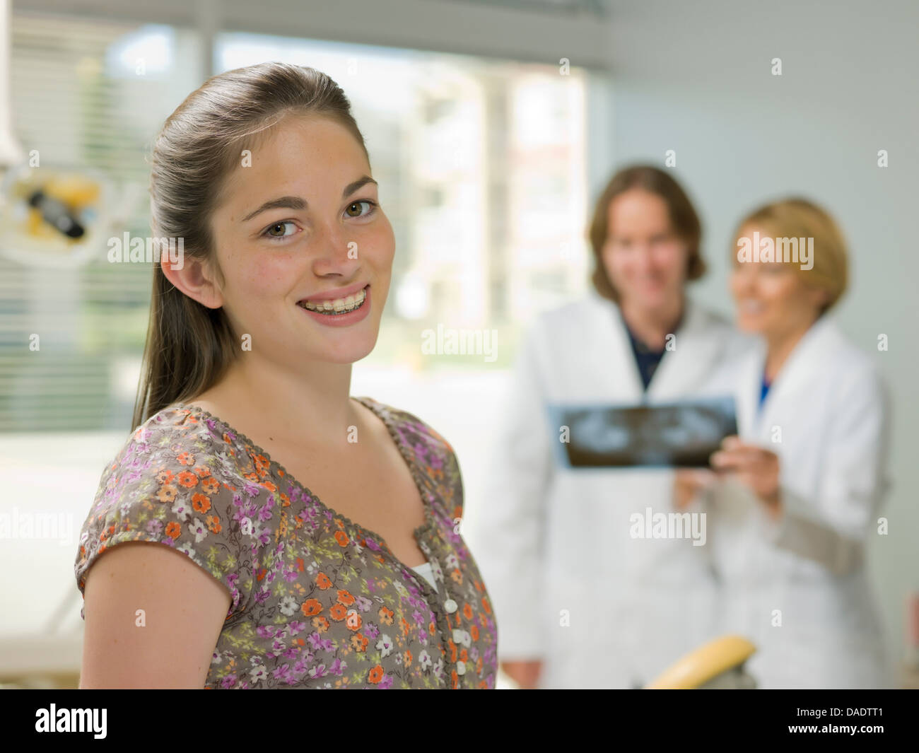 Giovane donna sorridente in studio dentistico, ritratto Foto Stock