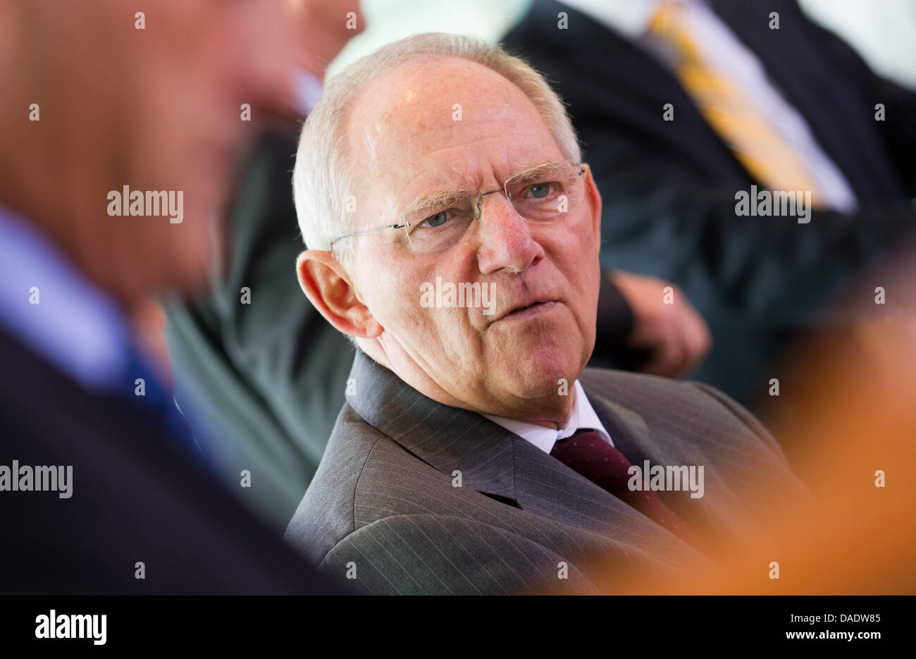 Il Ministro delle finanze tedesco Wolfgang Schaeuble (CDU) si siede al tavolo della conferenza in attesa di avvio del gabinetto federale riunione presso la cancelleria federale a Berlino (Germania), 2 novembre 2011. Il gruppo di studio "valutazione fiscale' verrà posto il lavoro questo Mercoledì, 02 novembre 2011. Il gruppo di studio è un comitato consultivo in seno al ministero delle Finanze e conduce studi nella valutazione fiscale Foto Stock