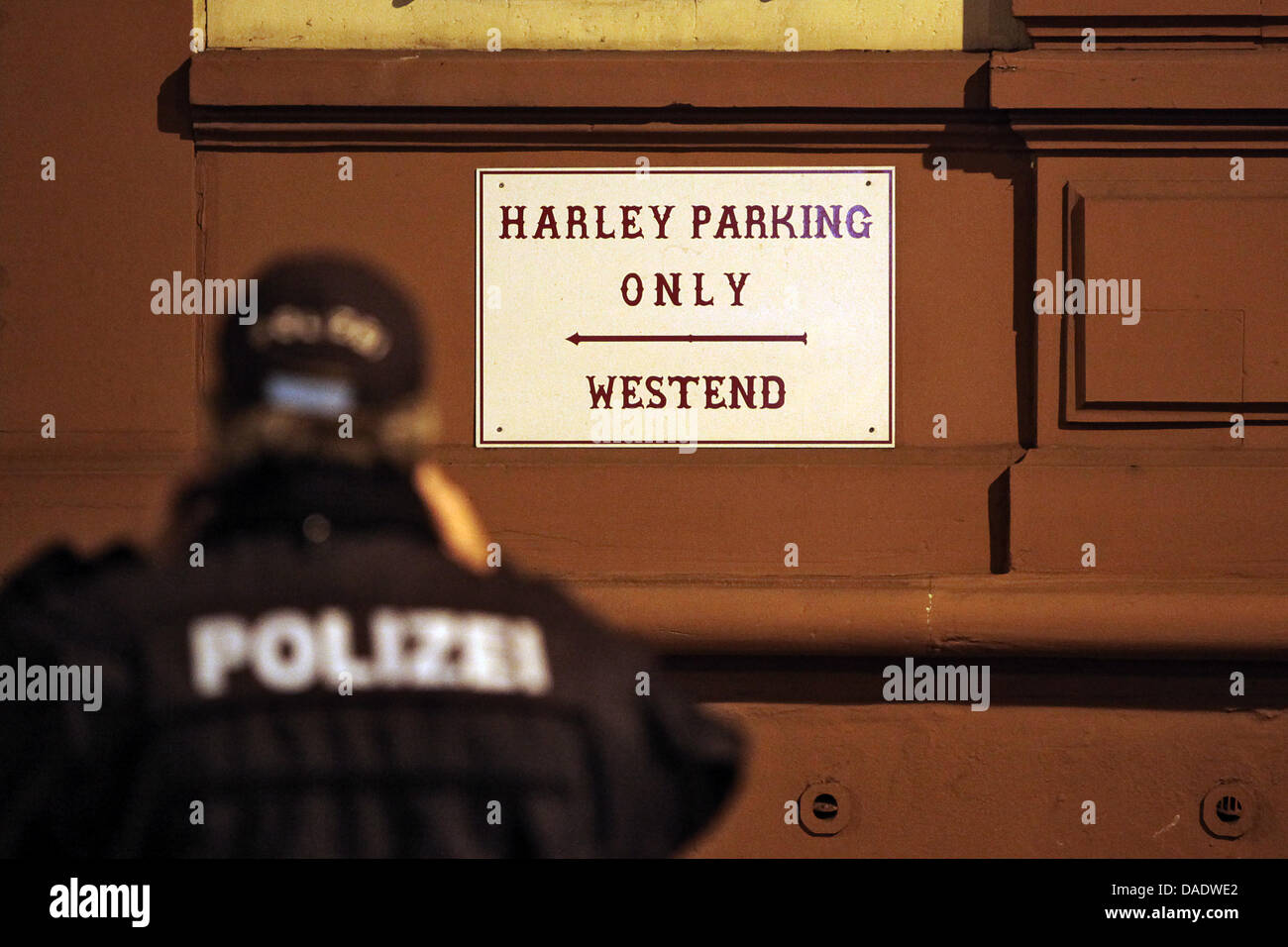 Un funzionario di polizia sta in piedi di fronte ad un edificio in Francoforte sul Meno, Germania, 01 novembre 2011. Un grande contingente di funzionari di polizia cerca un edificio qui. Foto: Fredrik von Erichsen Foto Stock