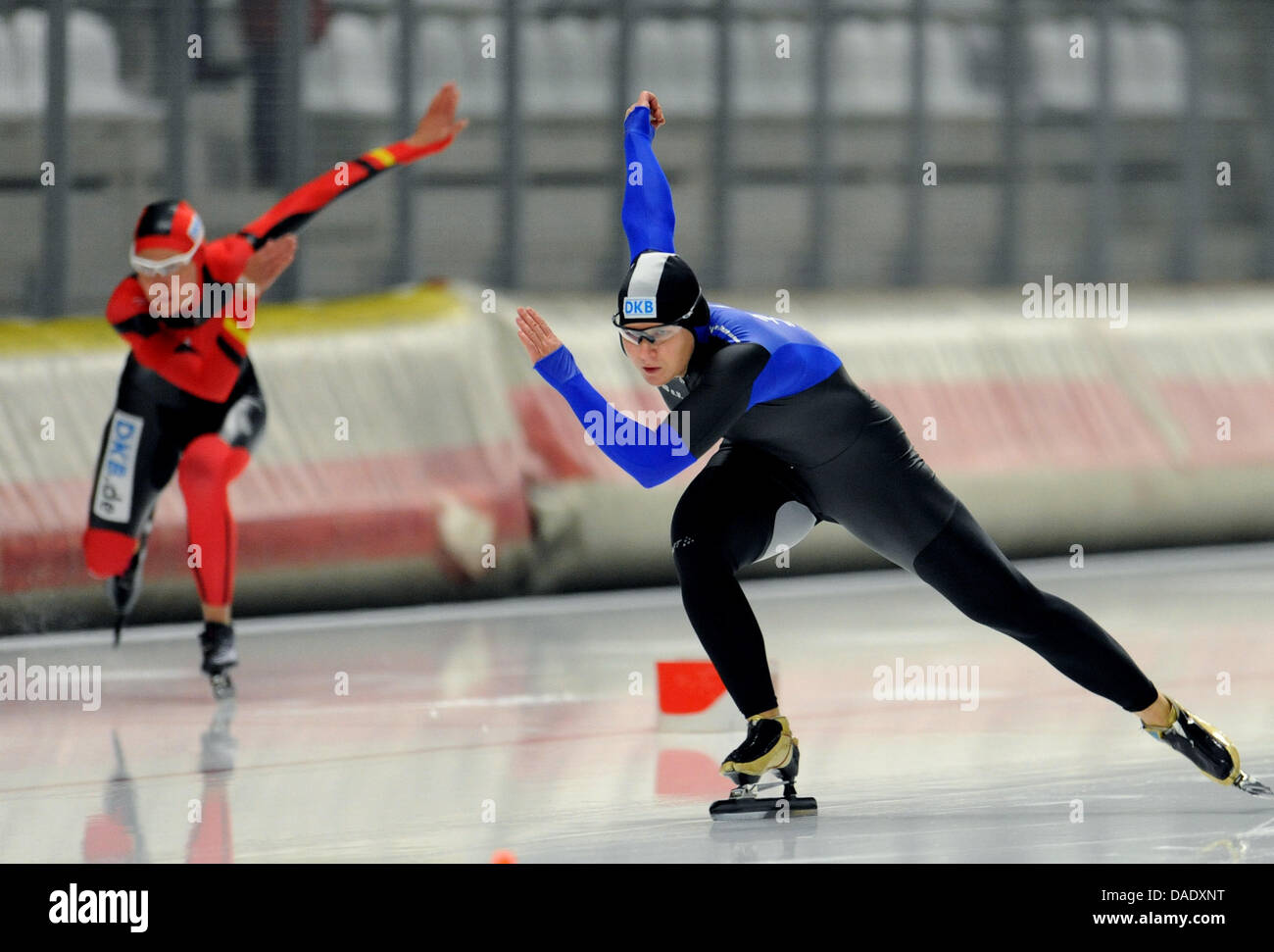 Velocità tedesco skaters Jenny Wolf (R) e Gabriele Hirschbichler pattino in primo calore delle donne di 500 metri di gara durante il regime tedesco Skating Championships a Inzell, Germania, 04 novembre 2011. Foto: Andreas Gebert Foto Stock