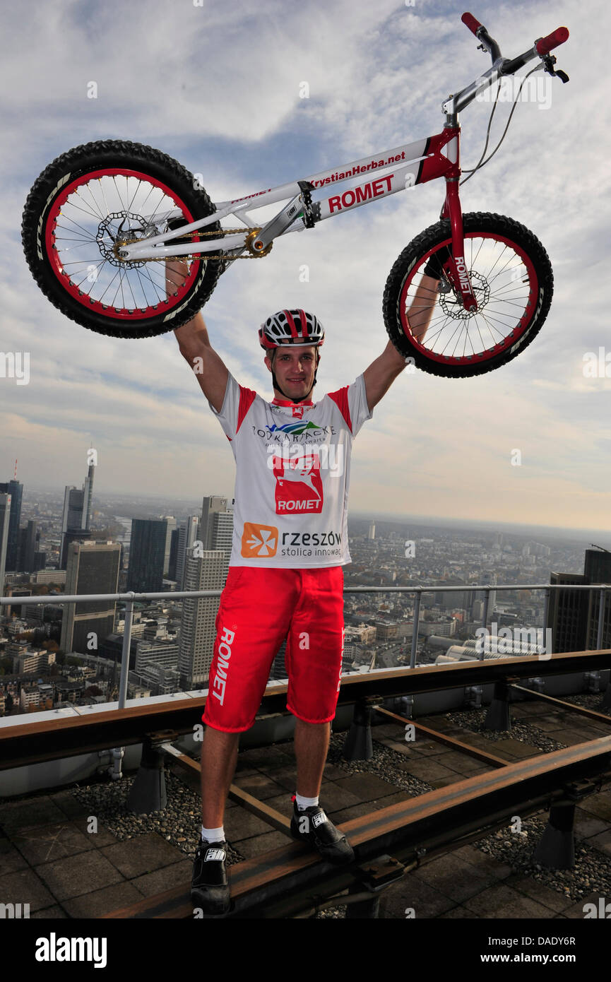 Prova polacco-biker Krystian Herba sorge sul tetto del Messeturm in Francoforte sul Meno, Germania, 05 novembre 2011. Esso ha preso Herba 27.04 minuti per completare il 1212 passi per il 61o piano dell'edificio. Foto: MARC TIRL Foto Stock