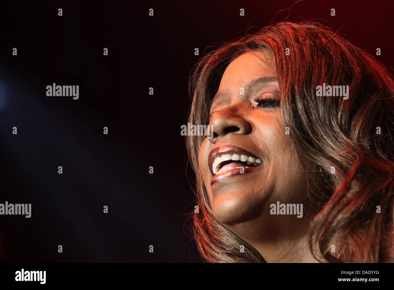 Noi cantante Gloria Gaynor esegue durante la trentesima stampa sportiva tedesca a sfera con la Vecchia Opera in Frankurt am Main, Germania, 05 novembre 2011. Foto: Fredrik von Erichsen Foto Stock