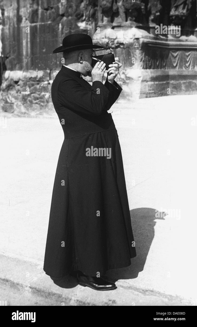 Parigi 1937, sacerdote detiene movie camera in mani. Immagine dal fotografo Fred Stein (1909-1967) che emigrarono 1933 dalla Germania nazista per la Francia e infine negli Stati Uniti. Foto Stock