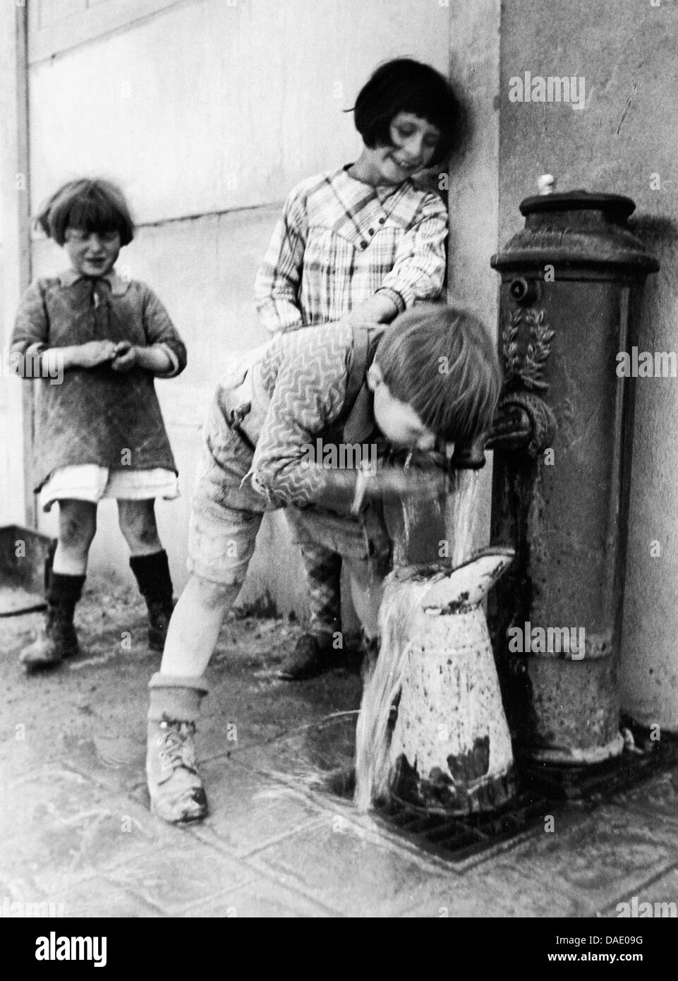 Bambini a una fontana di acqua a Parigi 1934. Immagine dal fotografo Fred Stein (1909-1967) che emigrarono 1933 dalla Germania nazista per la Francia e infine negli Stati Uniti. Foto Stock
