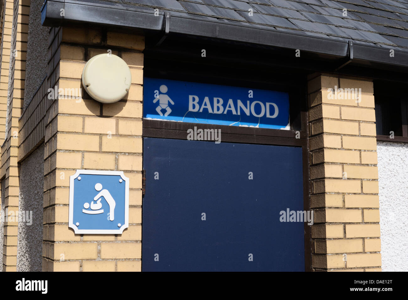 Accedi Welsh Babanod significato di neonati, indicando fasciatoi, Wales, Regno Unito Foto Stock