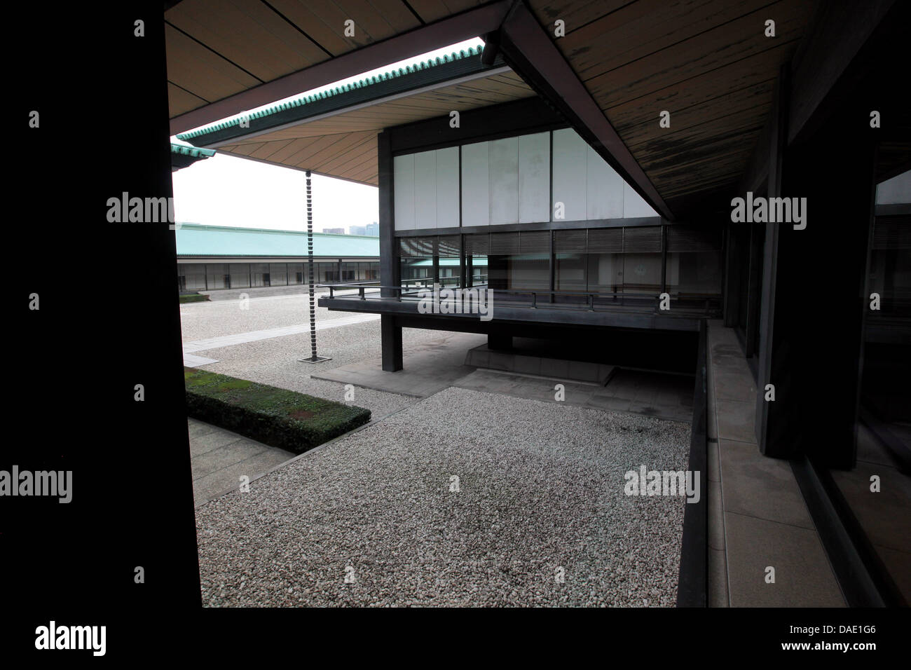 Una vista del palazzo imperiale con un rockery, giardino di pietra, a Tokyo in Giappone, 24 ottobre 2011. Foto: Wolfgang Kumm Foto Stock