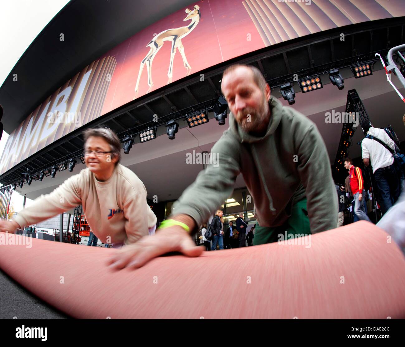 Lavoratori Stendete il tappeto rosso durante il lavoro di preparazione per il tedesco premio media, i Bambi, all'Rhein-Main-Halle venue in Wiesbaden (Germania), 9 novembre 2011. La 63rd Bambi cerimonia di premiazione avrà luogo giovedì, 10 novembre 2011. (Foto scattata con effetto di zoom) Foto: FRANK RUMPENHORST Foto Stock