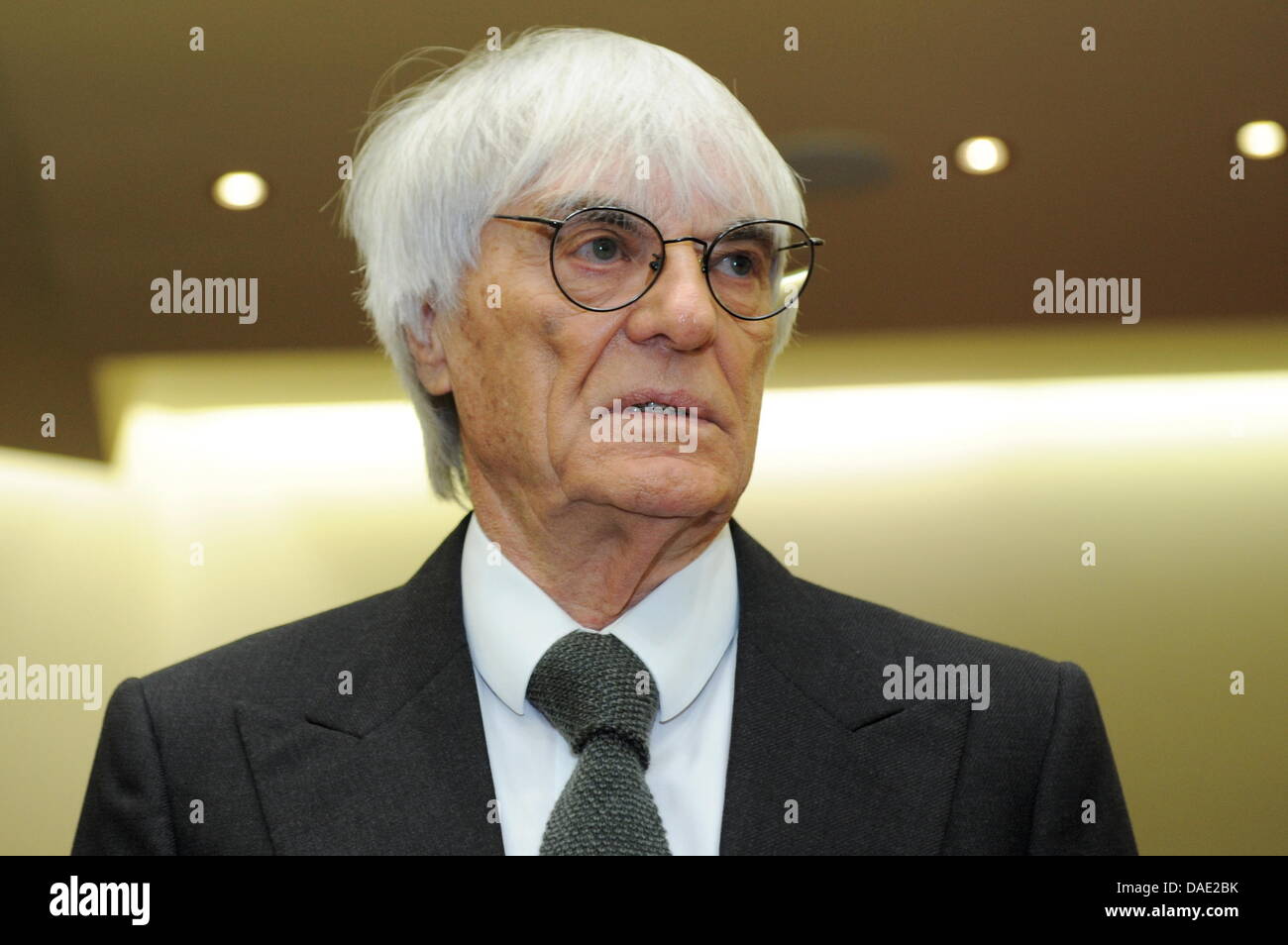 Formel-1-chef, Bernie Ecclestone, wartet am Donnerstag (10.11.2011) in München (Alta Baviera) im Landgericht München I auf den Prozessbeginn Verhandlungssaal im. Ecclestone ist als Zeuge im Prozess gegen den früheren BayernLB-Vorstand Gribkowsky geladen. Bereits am 09.11.2011 hatte er ausgesagt, Millionen un Gribkowsky gezahlt zu haben. Foto: Tobias Hase dpa/lby (ACHTUNG: dpa TEILT ho Foto Stock