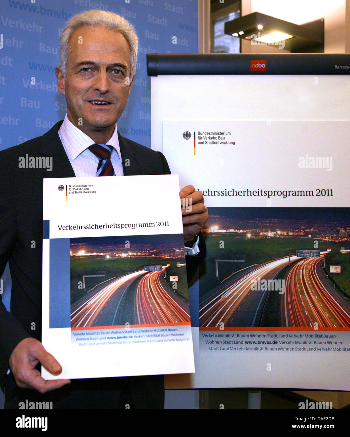 Ministro federale dei trasporti, dell'edilizia e urbanistica Peter Ramsauer presenta il "programma sulla sicurezza stradale 2011" a Berlino, Germania, 10 novembre 2011. Foto: Stephanie Pilick Foto Stock