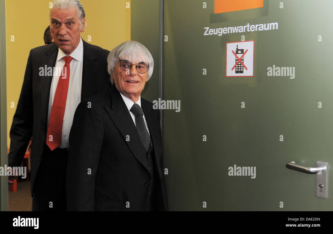 Formel-1-chef, Bernie Ecclestone (r) und sein Anwalt Sven Thomas (l) verlassen am Donnerstag (10.11.2011) in München (Alta Baviera) im Landgericht München I in einer Verhandlungspause Zeugenwarteraum dem. Ecclestone ist als Zeuge im Prozess gegen den früheren BayernLB-Vorstand Gribkowsky geladen. Bereits am 09.11.2011 hatte er ausgesagt, Millionen un Gribkowsky gezahlt zu haben. Foto Foto Stock