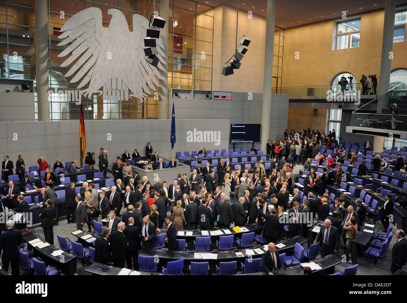 I delegati votare su un DOCUP del progetto di legge sul diritto di cittadinanza nel corso di una riunione del Bundestag tedesco a Berlino, Germania, 10 novembre 2011. I Socialdemocratici intendeva concedere una doppia cittadinanza per il tedesco-nati figli di stranieri. Il progetto di legge conseguito alcuna maggioranza a. Foto: Annibale Foto Stock