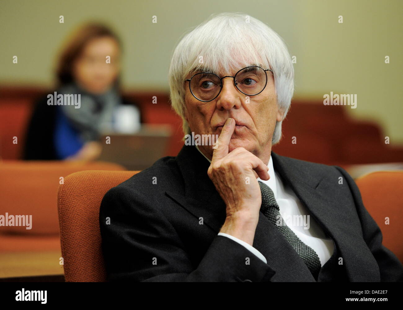 Formel-1-chef, Bernie Ecclestone, wartet am Donnerstag (10.11.2011) in München (Alta Baviera) im Landgericht München I nach einer pausa Verhandlungssaal im. Ecclestone ist als Zeuge im Prozess gegen den früheren BayernLB-Vorstand Gribkowsky geladen. Bereits am 09.11.2011 hatte er ausgesagt, Millionen un Gribkowsky gezahlt zu haben. Foto: Tobias Hase dpa/lby (ACHTUNG: dpa TEILT im POO Foto Stock