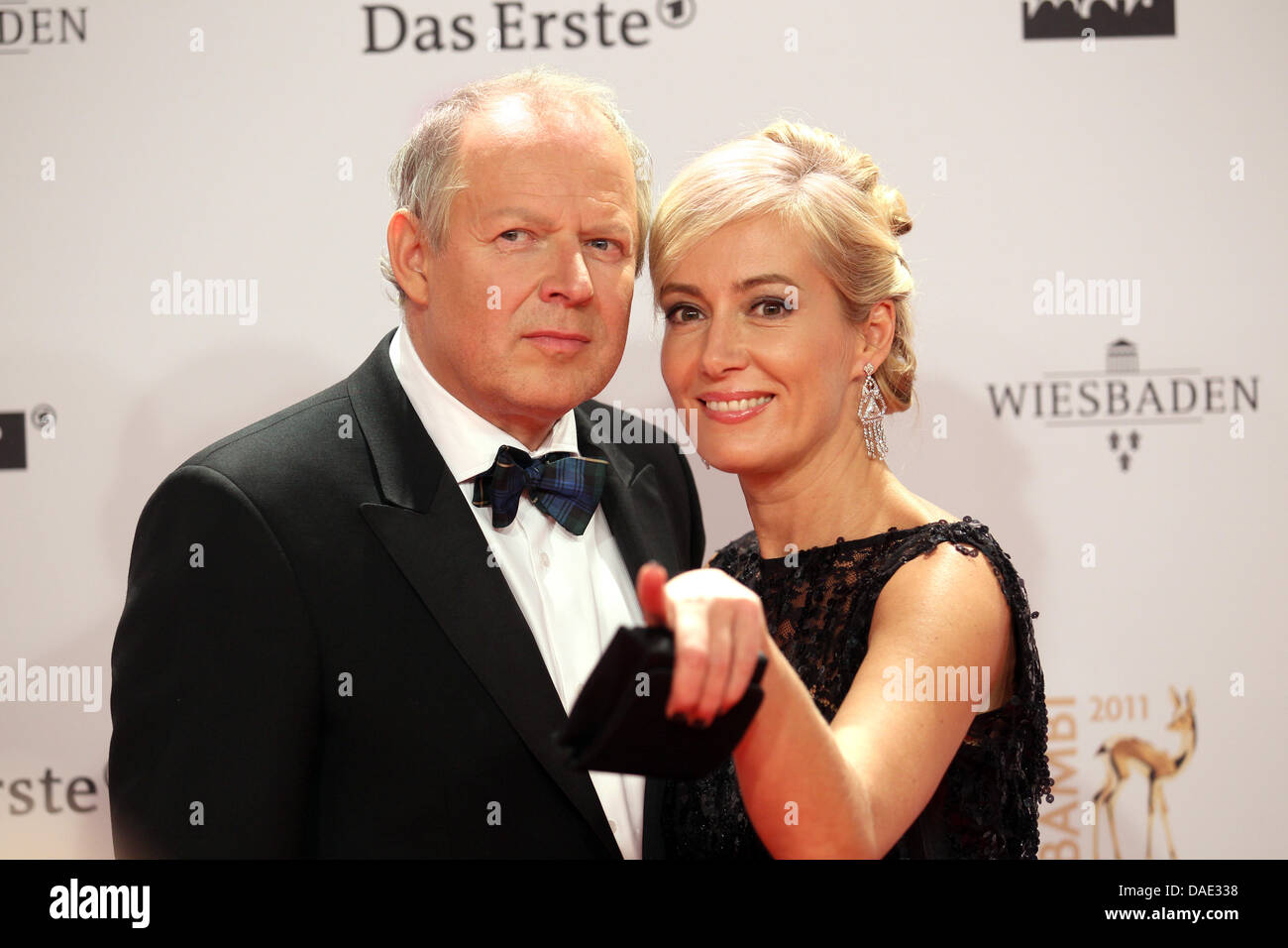 Attore tedesco Axel Milberg e sua moglie Judith arriva per il Bambi award a Wiesbaden, Germania, 10 novembre 2011. Il Bambis sono i principali media tedeschi awards e vengono presentati per la 63a volta. Foto: Michael Kappeler dpa/i Foto Stock