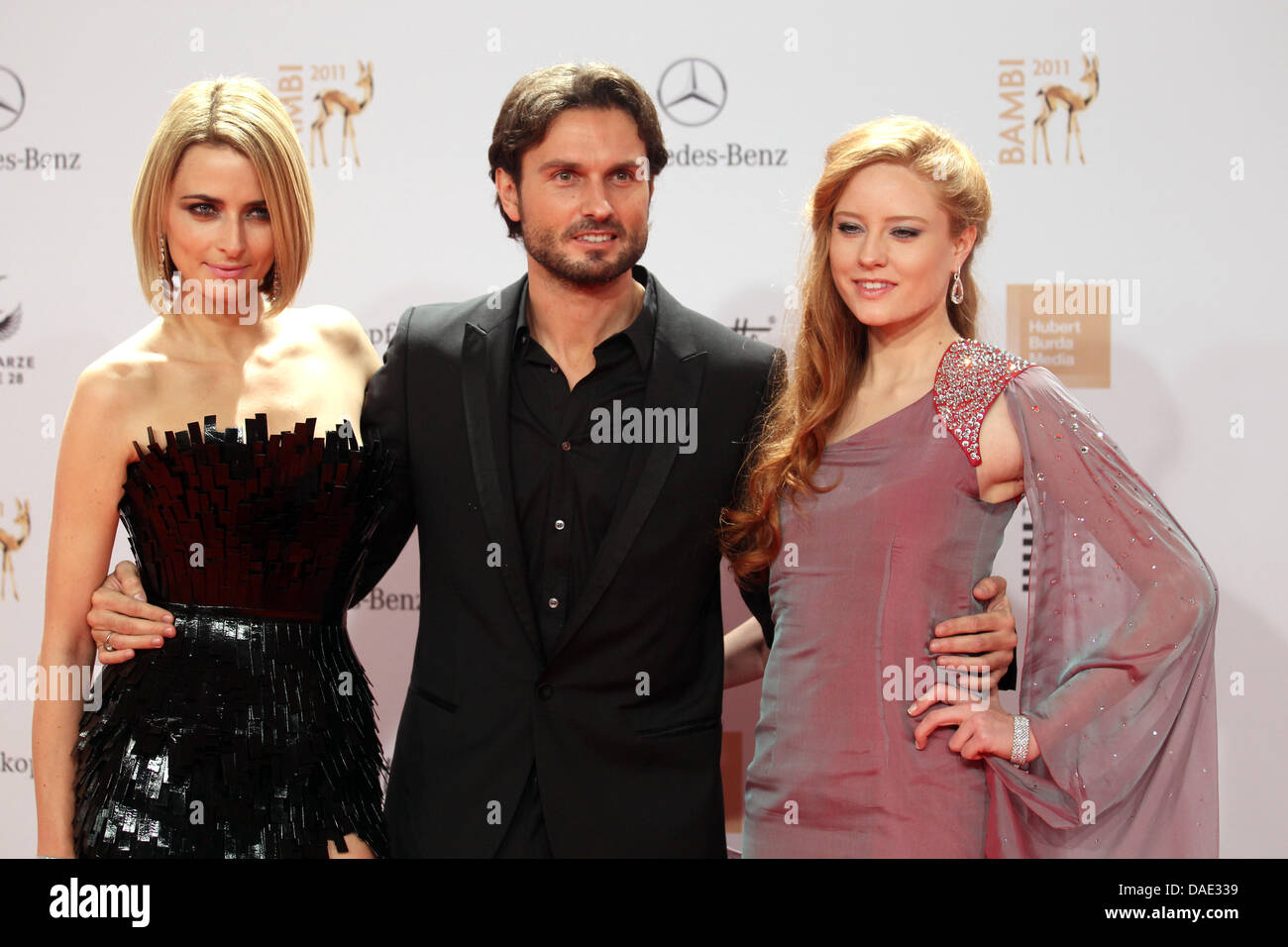Direttore Simon Verhoeven pone con modelli Eva Padberg (L) e Barbara Meier (R) mentre in arrivo per il Bambi award a Wiesbaden, Germania, 10 novembre 2011. Il Bambis sono i principali media tedeschi awards e vengono presentati per la 63a volta. Foto: Michael Kappeler dpa/i Foto Stock