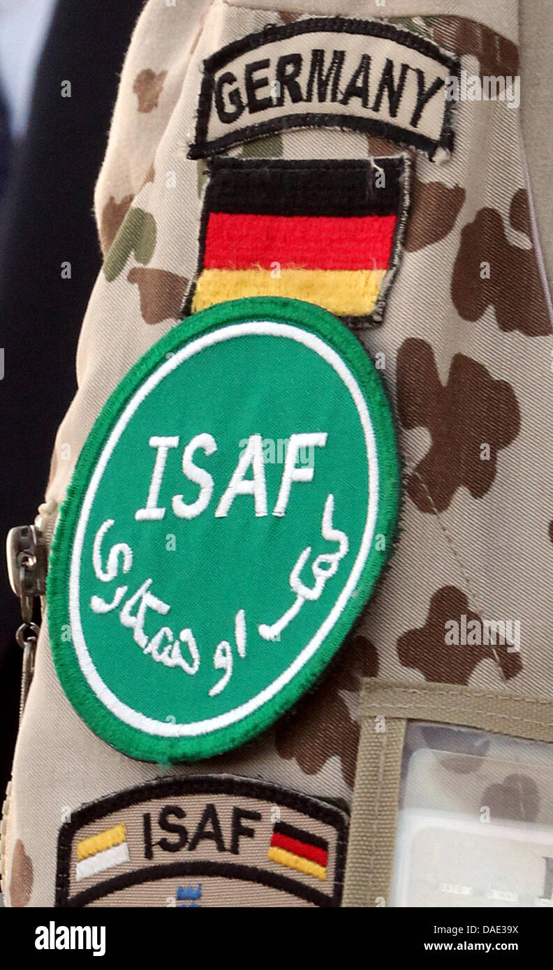 Un tedesco Bundeswehr soldato porta un distintivo della Forza internazionale  di assistenza alla sicurezza (ISAF) attaccato alla sua uniforme di  Mazar-i-Sharif, Afghanistan, 17 ottobre 2011. Foto: Wolfgang Kumm Foto  stock - Alamy