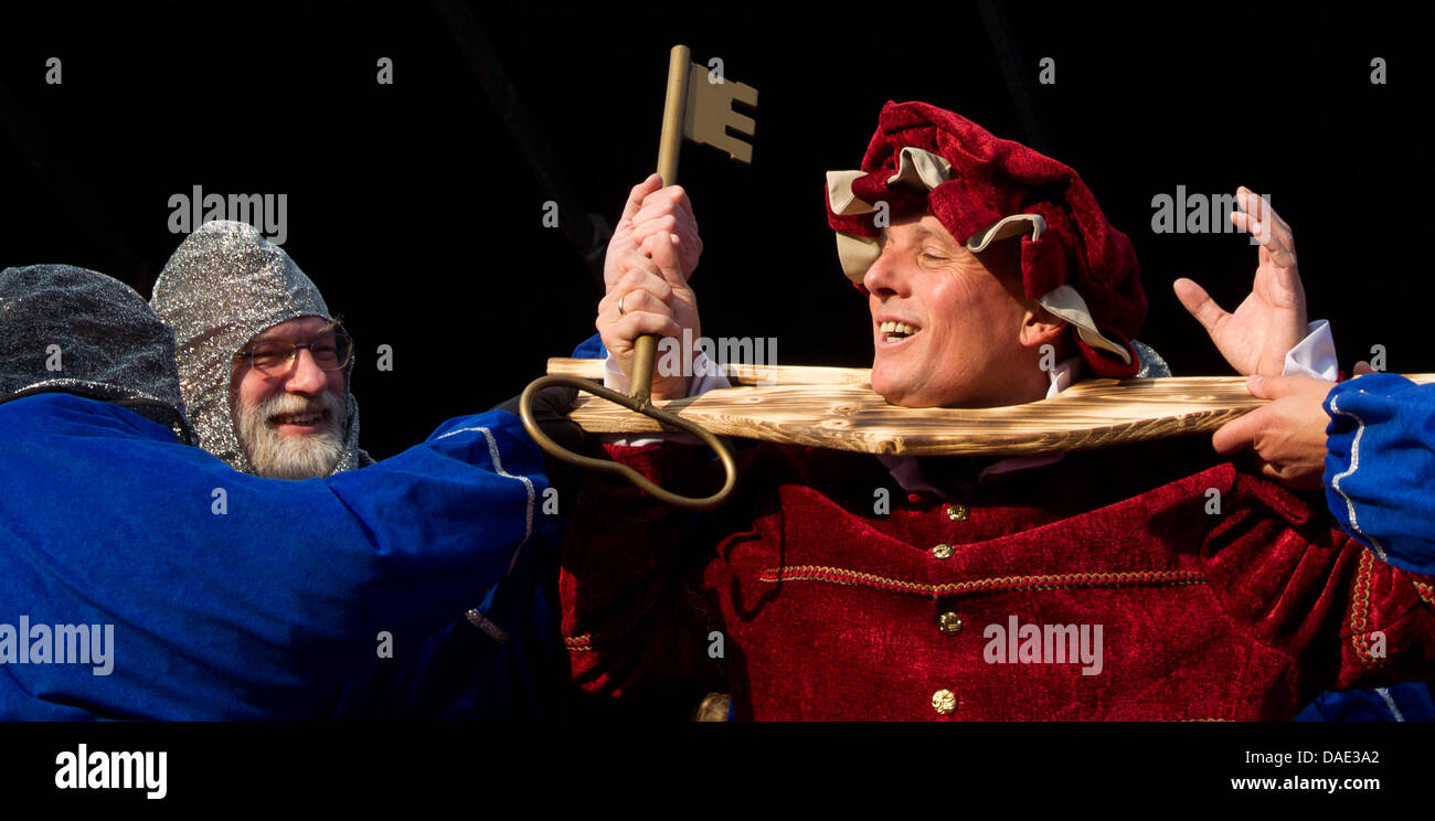 Cavalieri di ventura del carnevale Koethen società "KuKaKoe' ricevono la chiave del municipio dal sindaco Kurt-Juergen Zander (R) in Koethen, Germania, 11 novembre 2011. Il carnevale la sessione inizia ogni anno il 11 novembre a 11:11 e termina il mercoledì delle ceneri con feste principali che avvengono intorno Rosenmontag. Questo tempo è chiamato anche "quinta stagione'. Foto: Jens Wolf Foto Stock