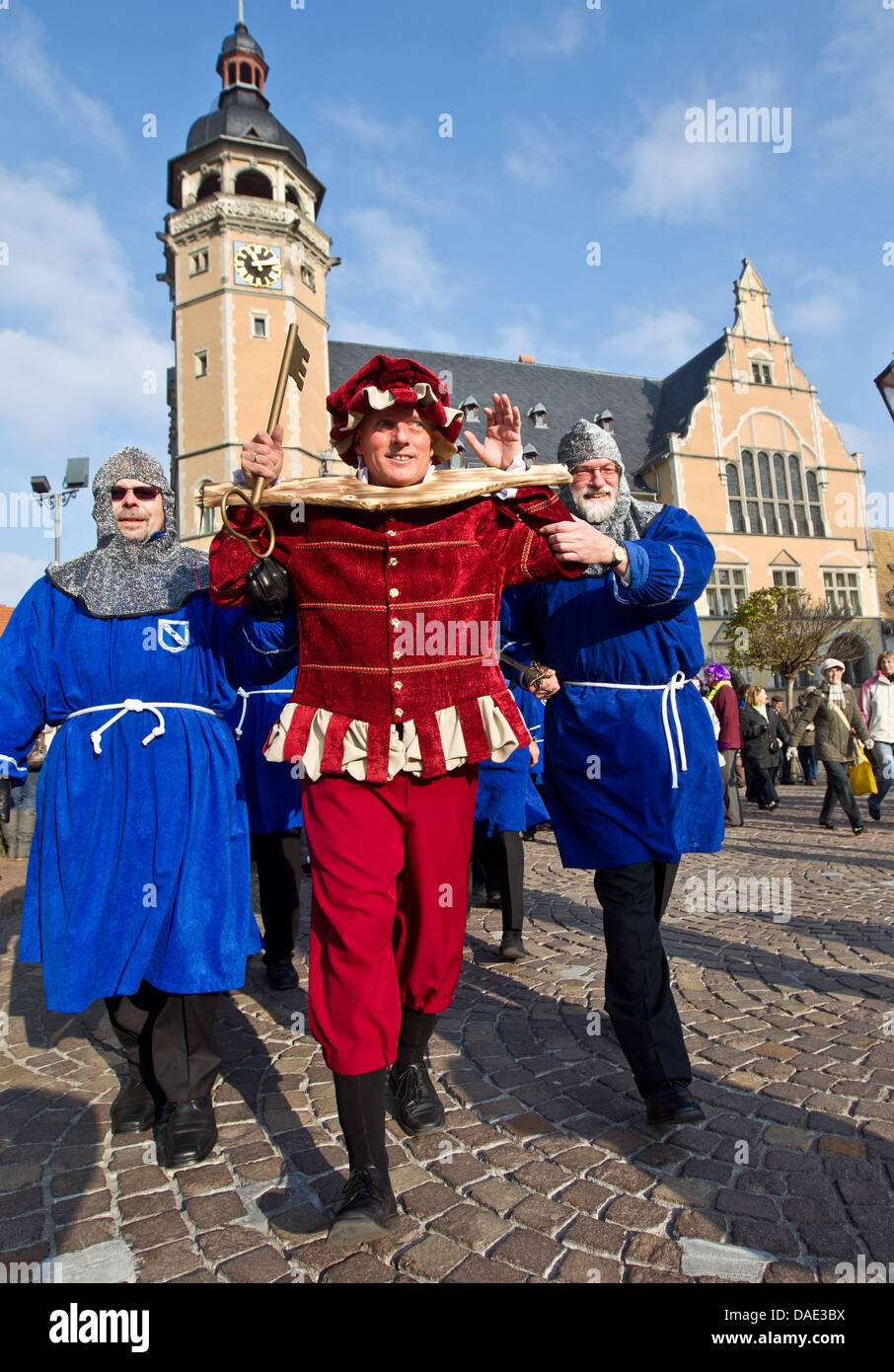 Cavalieri di ventura del carnevale Koethen società "KuKaKoe' kidnapp il sindaco Kurt-Juergen Zander (M) e la chiave di un municipio in Koethen, Germania, 11 novembre 2011. Il carnevale la sessione inizia ogni anno il 11 novembre a 11:11 e termina il mercoledì delle ceneri con feste principali che avvengono intorno Rosenmontag. Questo tempo è chiamato anche "quinta stagione'. Foto: Jens W Foto Stock