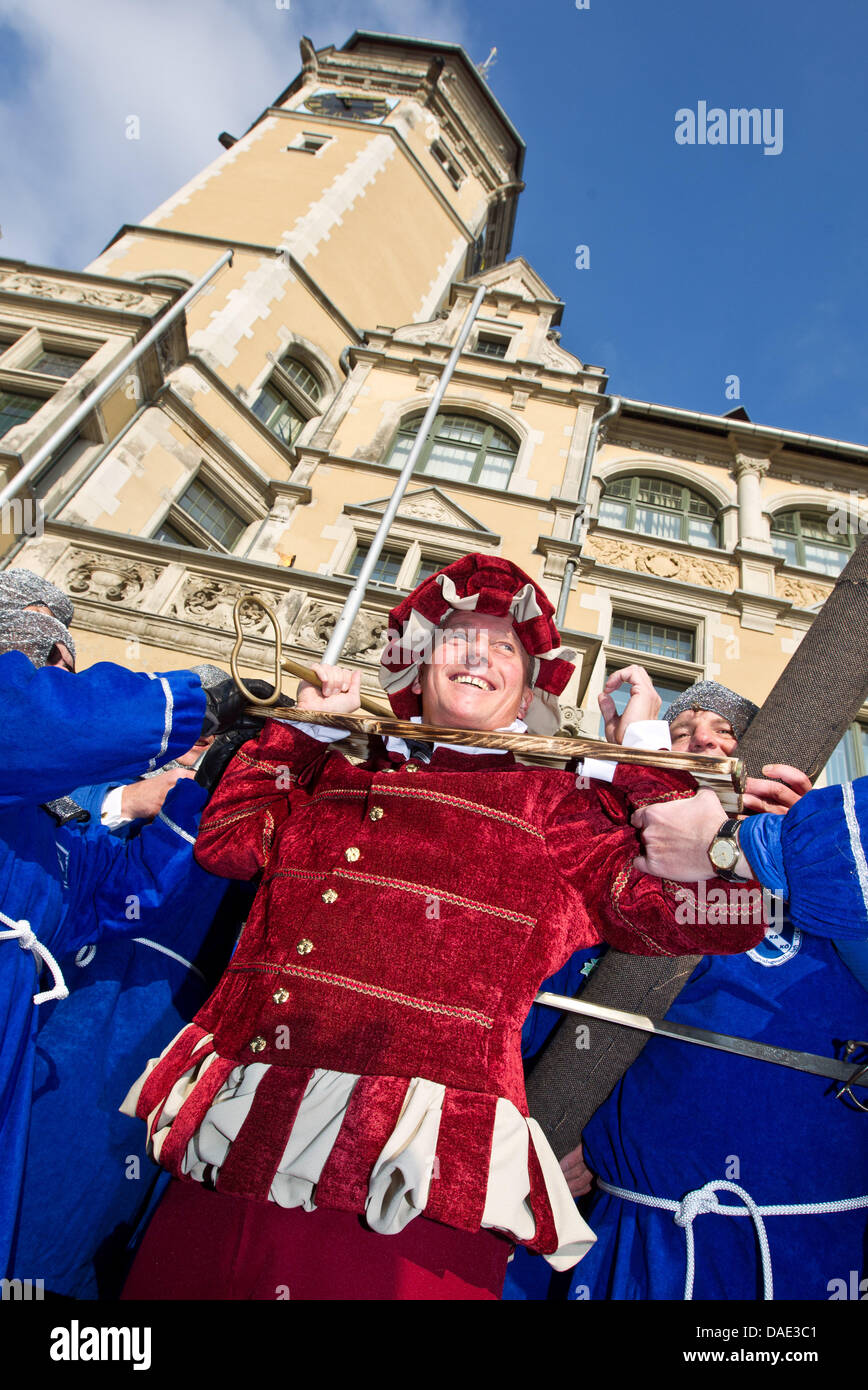 Cavalieri di ventura del carnevale Koethen società "KuKaKoe' rapire il sindaco Kurt-Juergen Zander (M) e la chiave di un municipio in Koethen, Germania, 11 novembre 2011. Il carnevale la sessione inizia ogni anno il 11 novembre a 11:11 e termina il mercoledì delle ceneri con feste principali che avvengono intorno Rosenmontag. Questo tempo è chiamato anche "quinta stagione'. Foto: Jens Wo Foto Stock