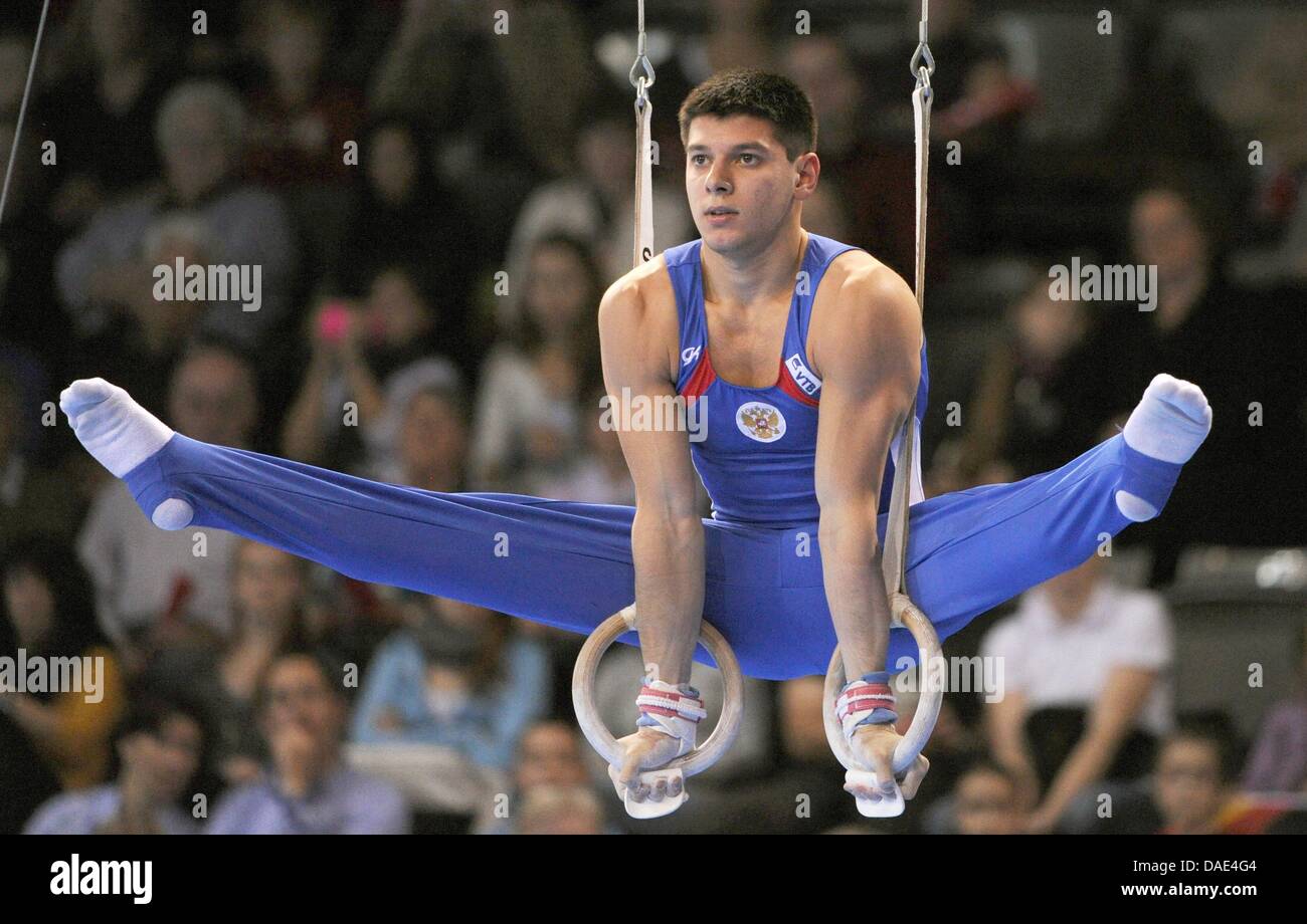 Russo Garibov athleteEmin esegue sul ring durante la Gymnastics World Cup alla Porsche Arena di Stoccarda, Germania, 13 novembre 2011. Foto: MARIJAN MURAT Foto Stock