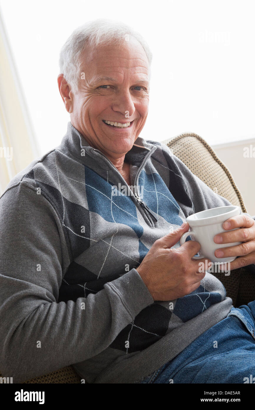 Senior uomo con tazza di caffè Foto Stock