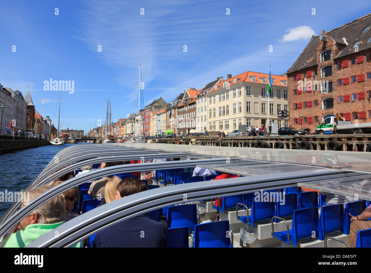 I turisti escursioni su un canal tour in barca nel porto di Nyhavn, Copenaghen, Zelanda, Danimarca e Scandinavia Foto Stock