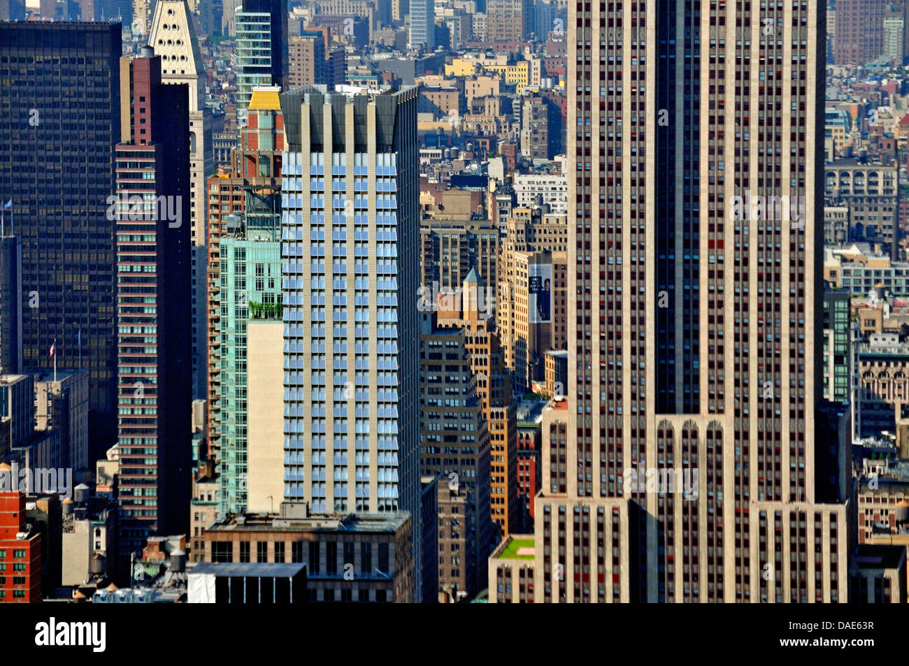 Vista panoramica dal ponte di osservazione 'Top della roccia' del Rockefeller Center oltre il centro di Manhattan con l' Empire State Building, USA, New York City, Manhattan Foto Stock