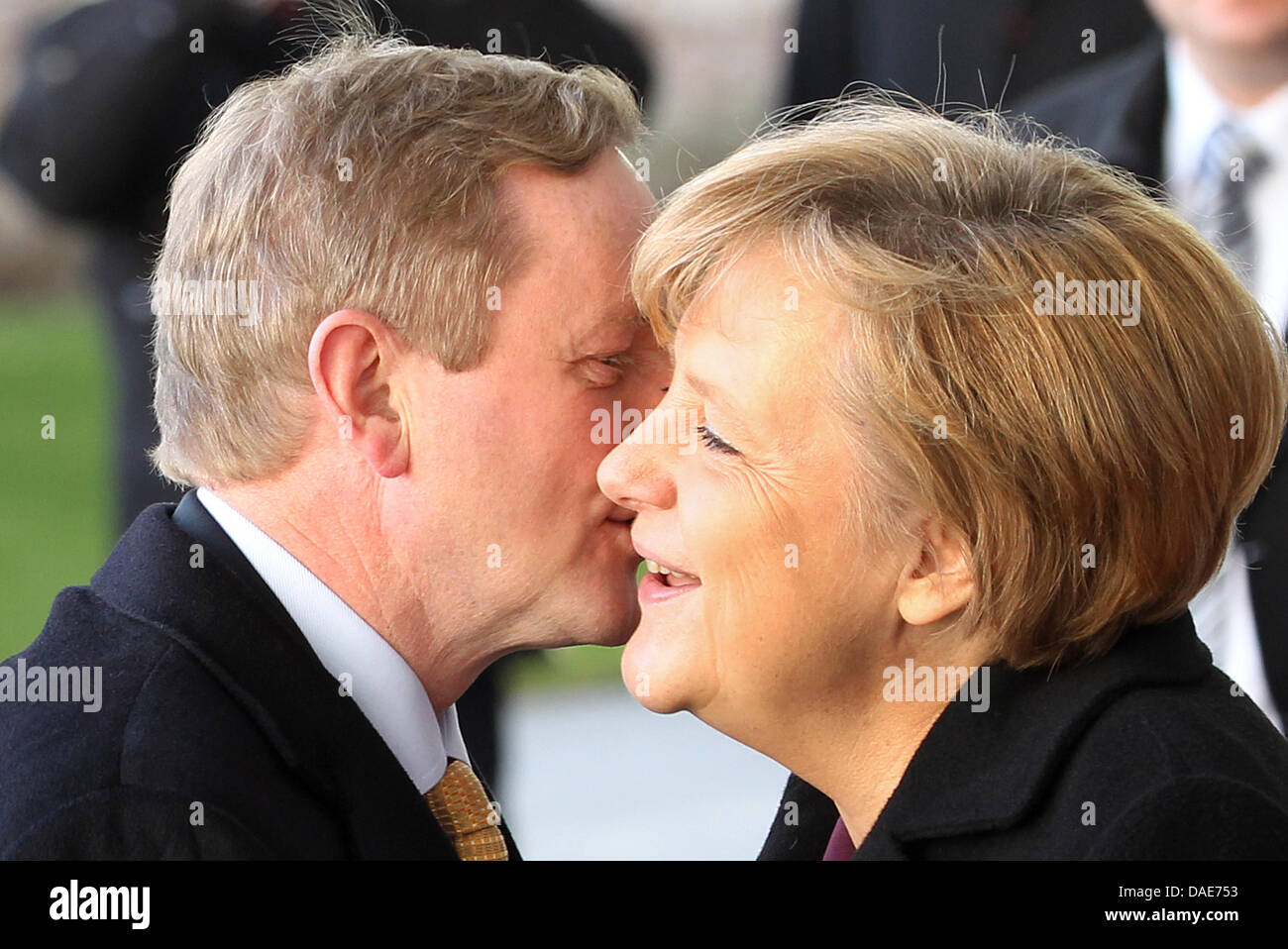 Il cancelliere tedesco Angela Merkel (CDU accoglie il Primo Ministro irlandese Enda Kenny con gli onori militari presso la cancelleria federale a Berlino, Germania, 16 novembre 2011. Si parlerà di relazioni tra la Repubblica federale di Germania e in Irlanda, nonché sull'Europa e la situazione economica e finanziaria. Foto: WOLFGANG KUMM Foto Stock