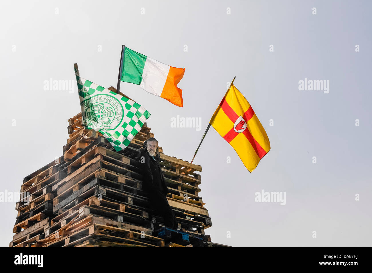 Newtownabbey, Irlanda del Nord. 11 luglio 2013. L'effige di Gerry Adams è posto alla sommità di Ballyduff falò con bandiere irlandese Credito: Stephen Barnes/Alamy Live News Foto Stock