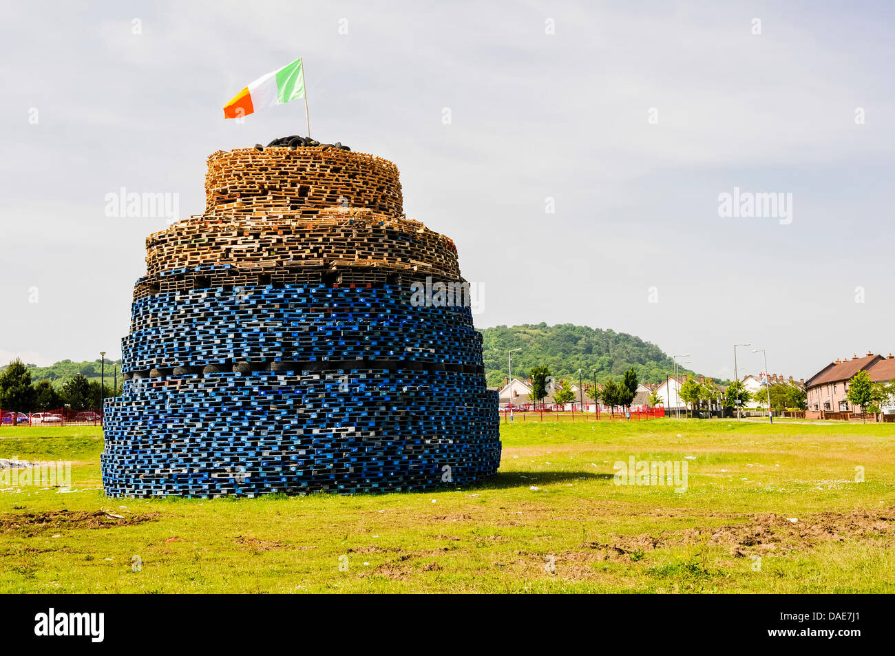 Rathcool falò con un tricolor irlandese sulla cima per essere bruciato. Irlanda del Nord, Regno Unito Foto Stock
