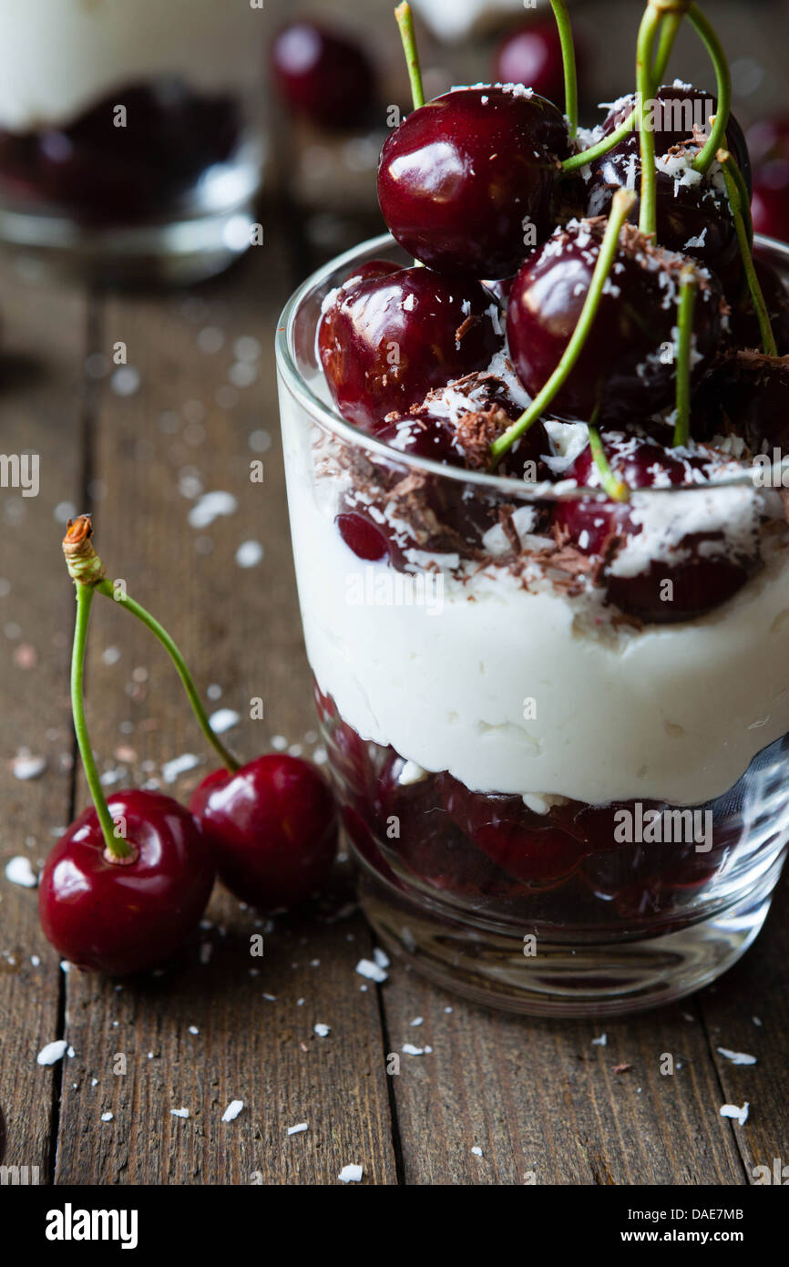 Il dessert ciliegia con bacche mature, cibo close up Foto Stock