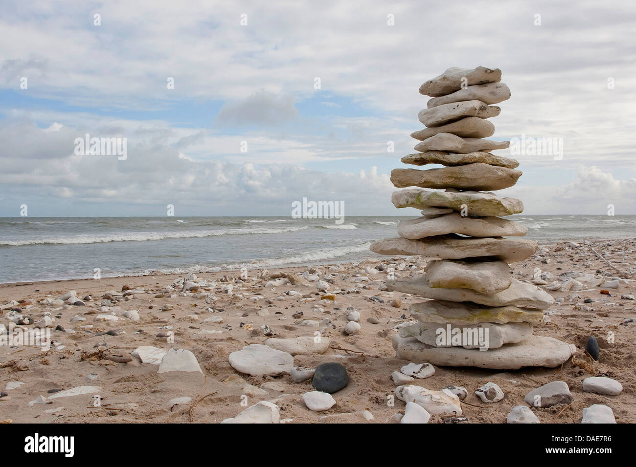 Cumulo di pietre sulla spiaggia, arte natura, Germania Foto Stock