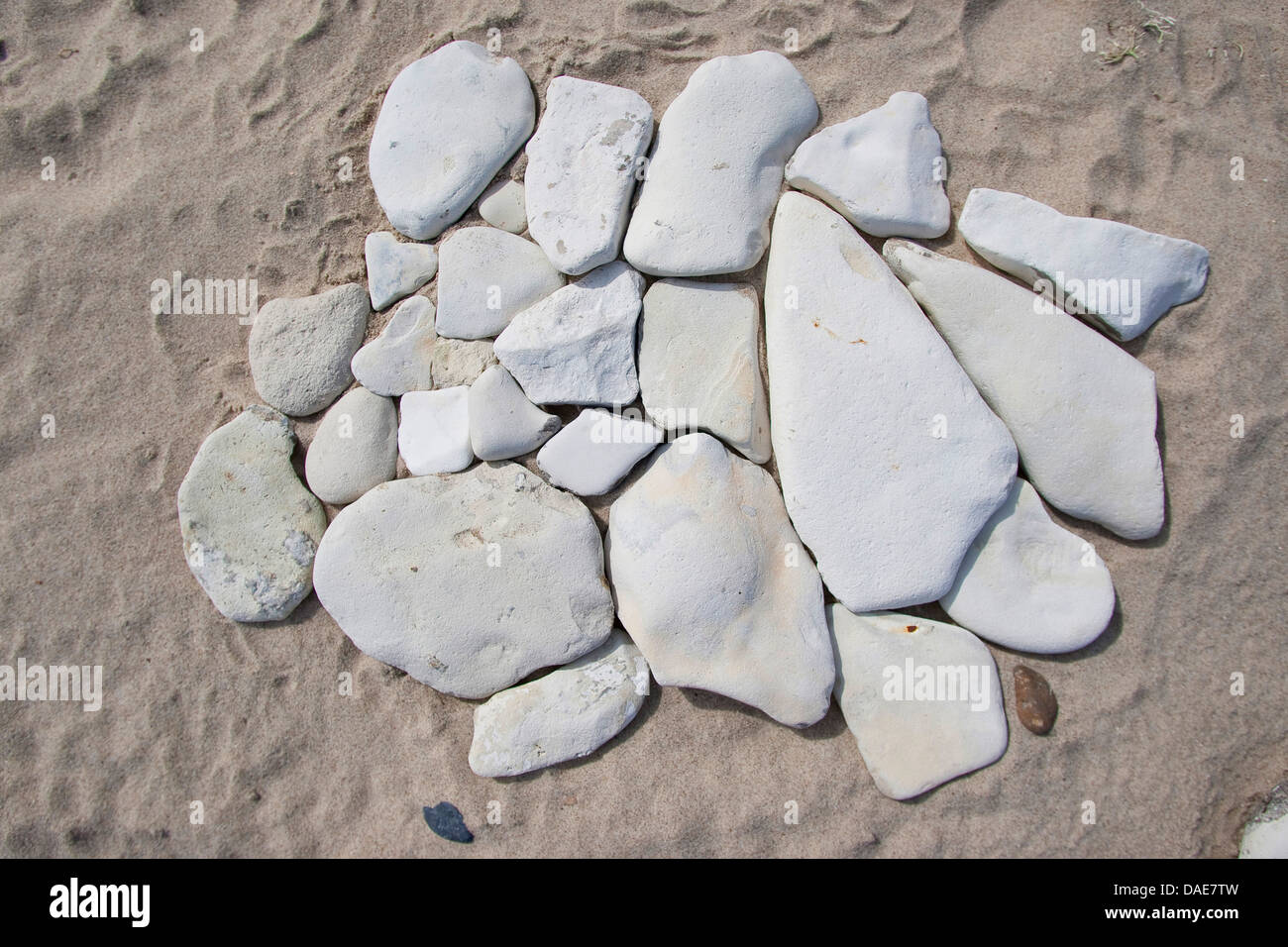 Mosaik fatta di pietre presso la spiaggia di sabbia, Germania Foto Stock