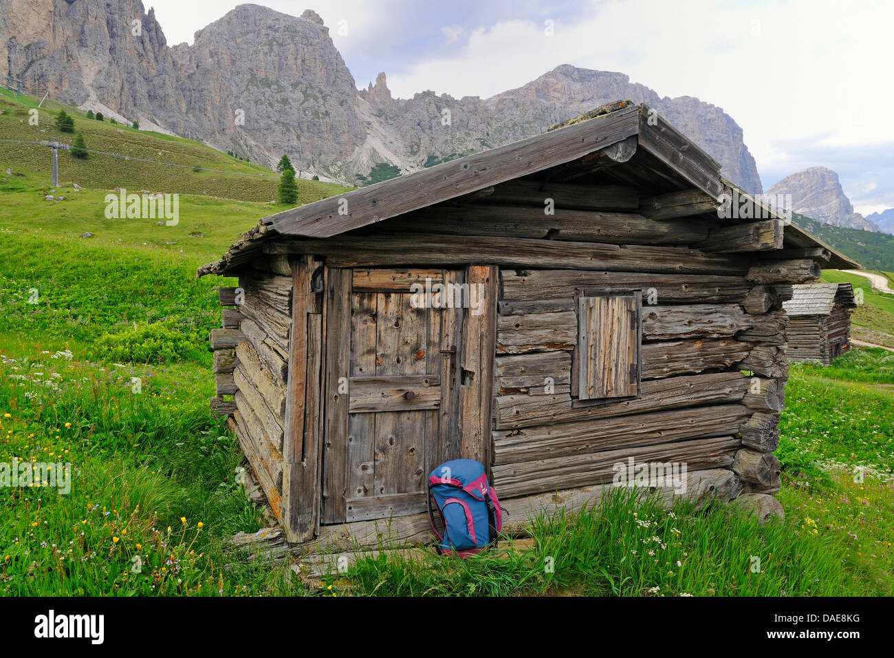 Rustico cabina di montagna e zaino, Italia Foto Stock