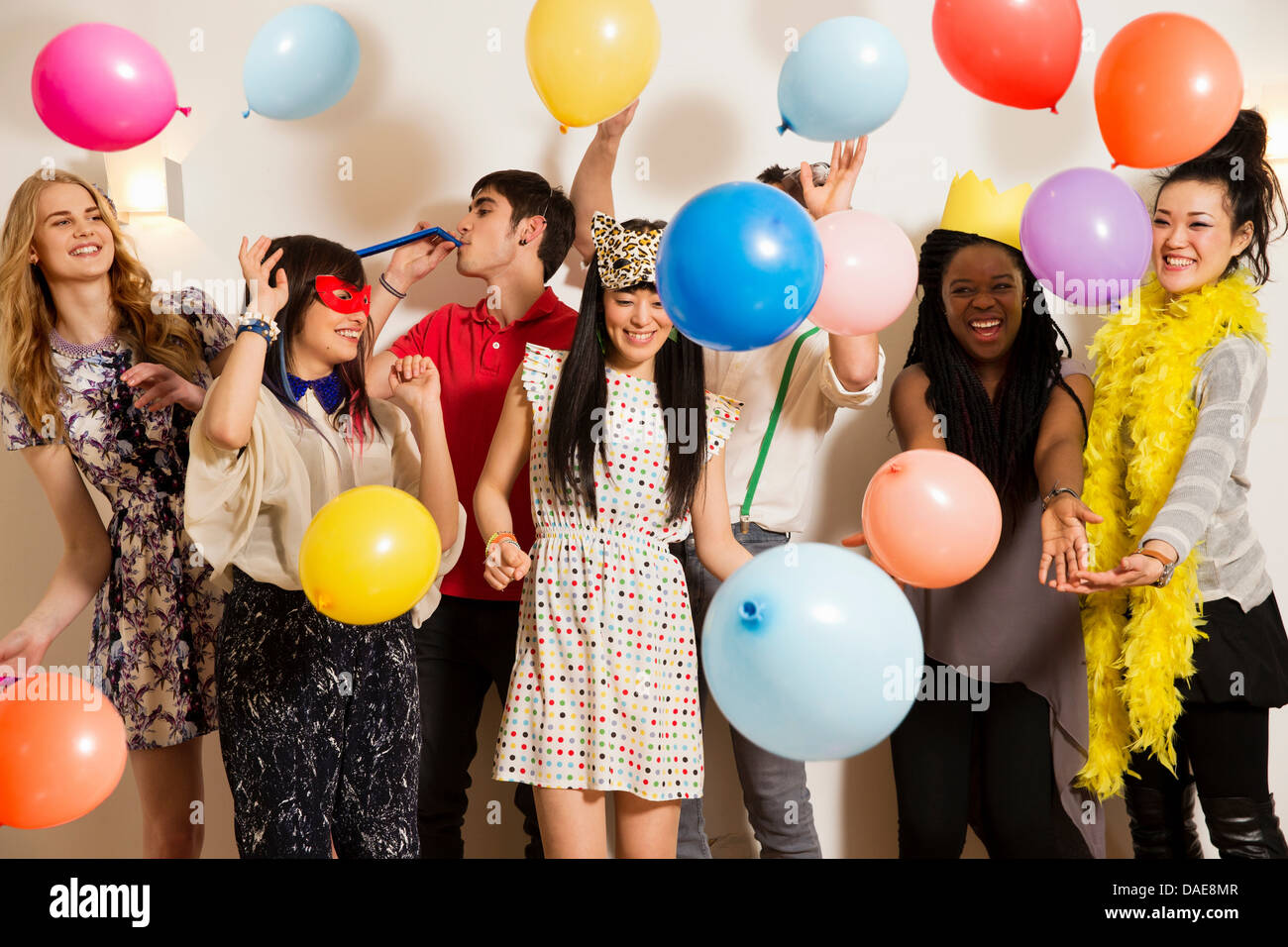 Gli amici a una festa con palloncini, studio shot Foto Stock