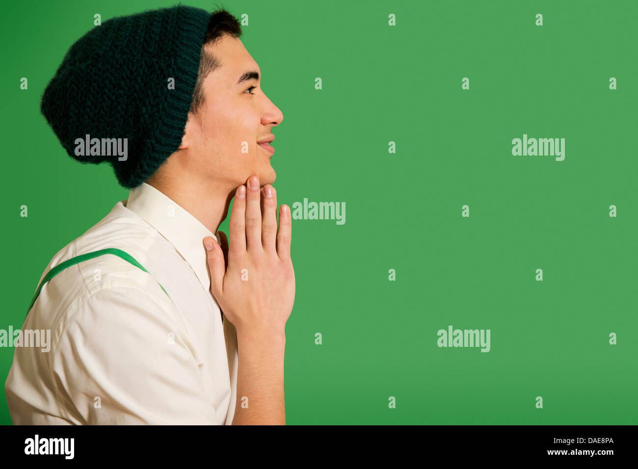 Ritratto di giovane uomo che indossa knit hat Foto Stock