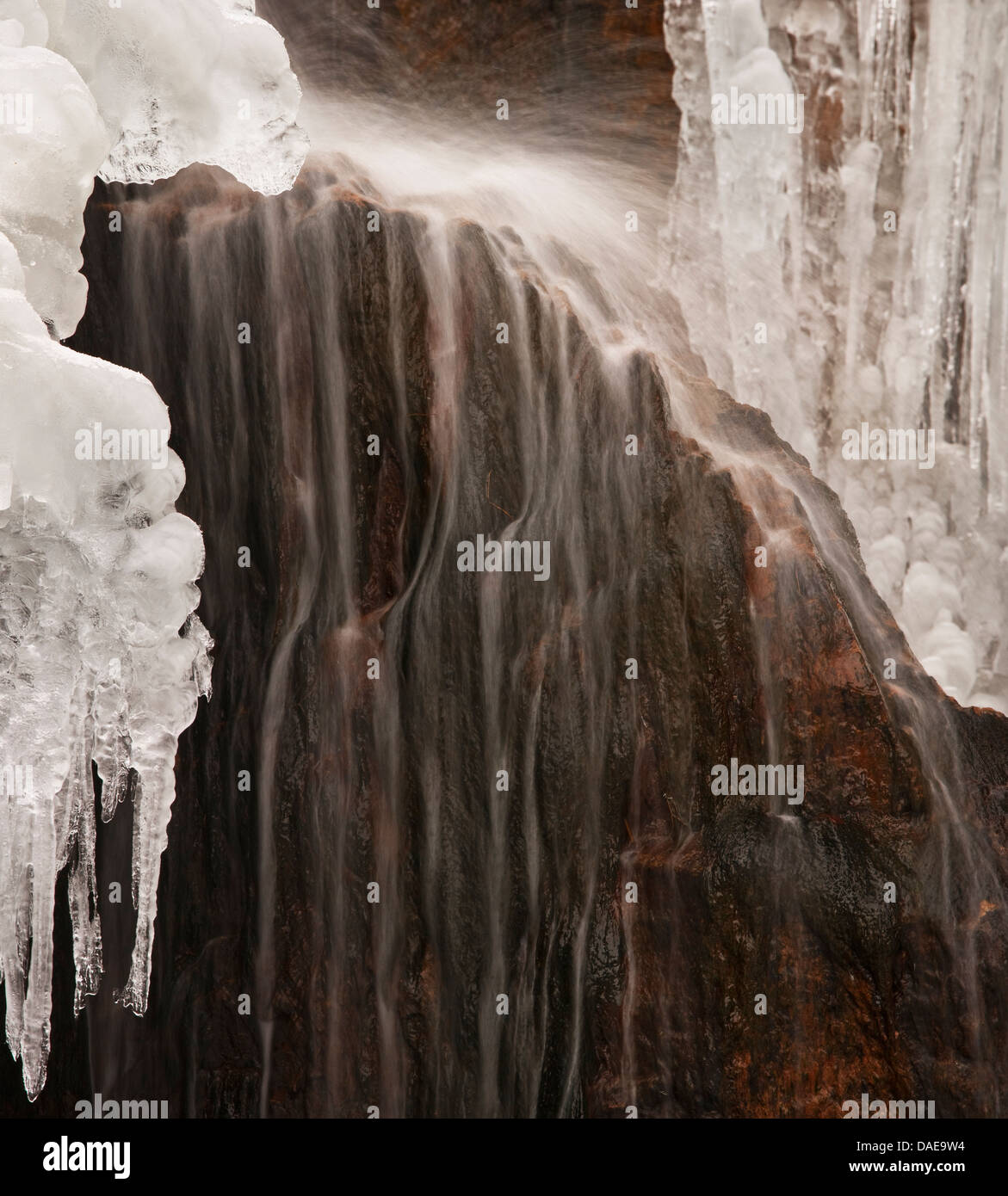 Vista ingrandita della cascata e del ghiaccio fondente. Foto Stock