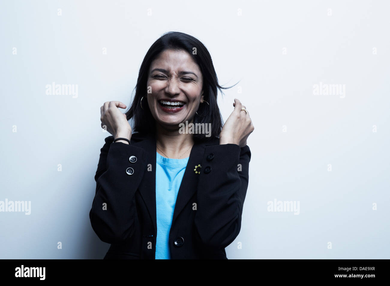 Ritratto in studio di imprenditrice ridere Foto Stock