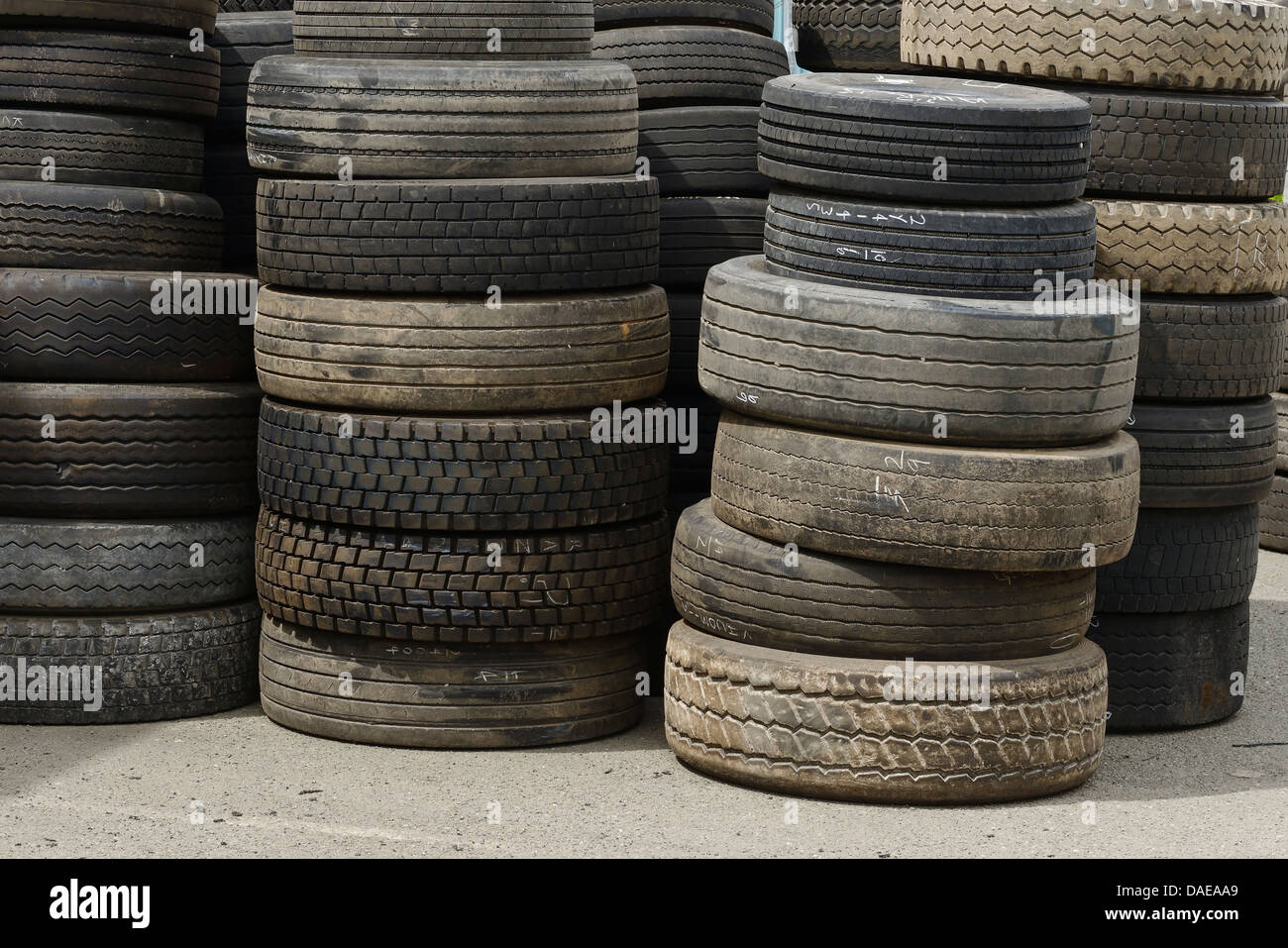 Pile di vecchi pneumatici Foto Stock