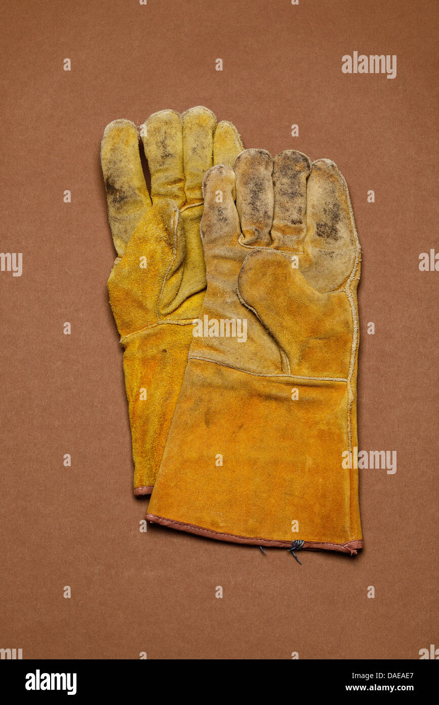 Coppia di utilizzato per impieghi pesanti guanti Foto Stock