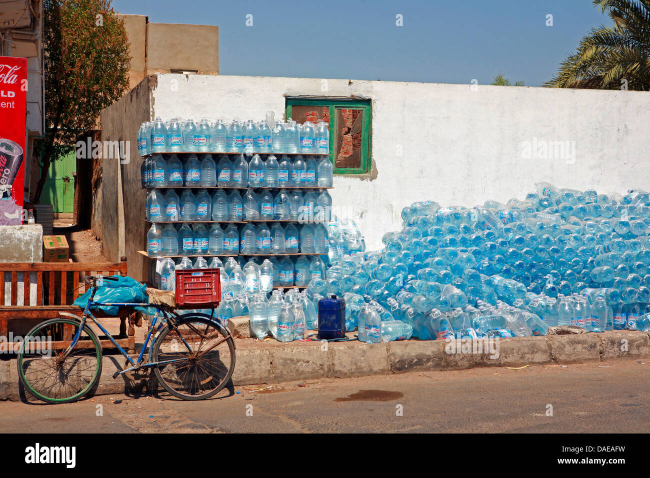Un sacco di bottiglie di plastica sovrapposti ad una banchina, Egitto, Hurghada Foto Stock