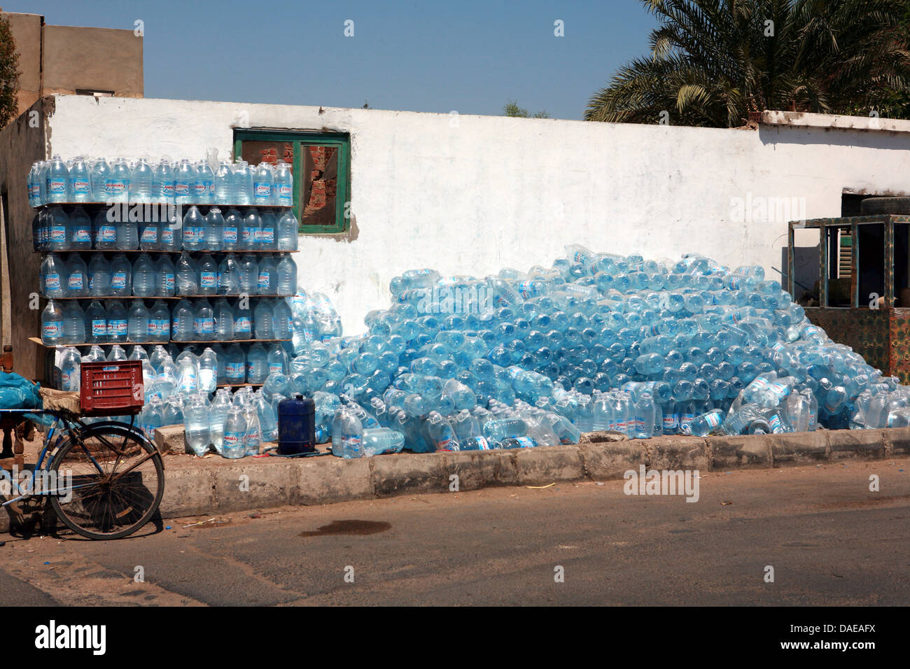 Un sacco di bottiglie di plastica sovrapposti ad una banchina, Egitto, Hurghada Foto Stock